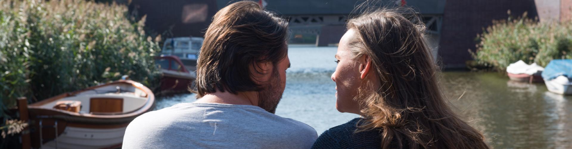 Header man en vrouw aan de waterkant