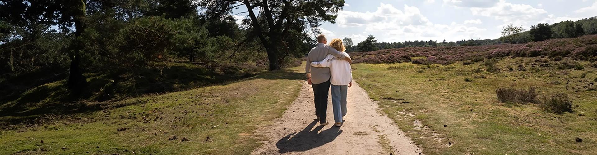 Man en vrouw wandelen op de hei