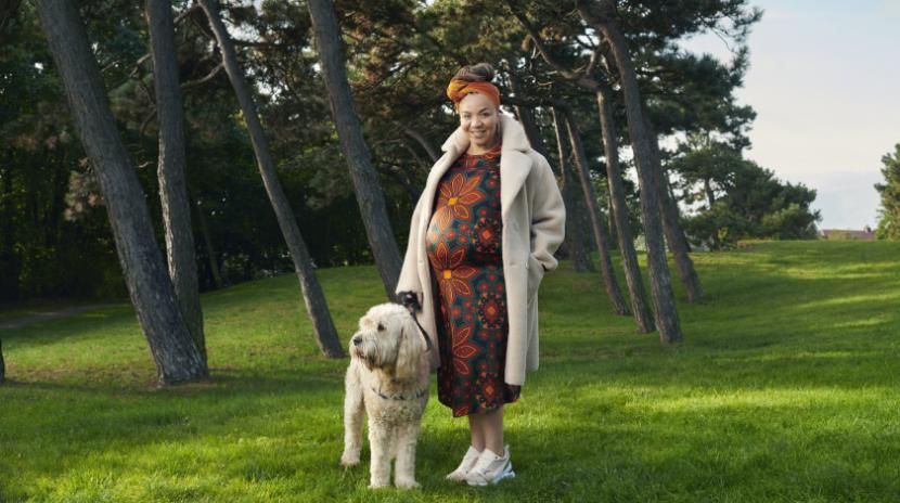 Zwangere vrouw met haar hond