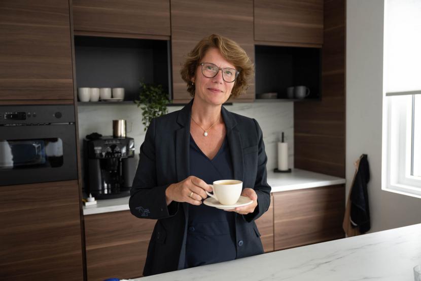 Uitvaartverzorgster met koffie